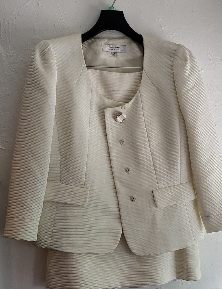 Tahari two piece white suit❄